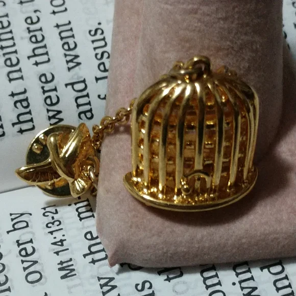 Vintage Designer Monet Chain Lapel Brooch/Pin Bird Cage with Bird on End  - Picture 10 of 11